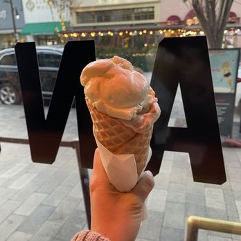 Salt & Straw - Parker House Rolls "Salted Buttercream" & Salted, Malted, Chocolate Chip Cookie Dough - Ice Cream & Frozen Yogurt Near Me - Burlingame, California