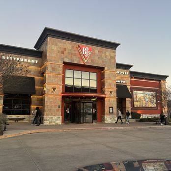 BJ's Restaurant & Brewhouse - New American Near Me - Hurst, Texas