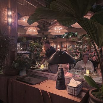 Earls Kitchen + Bar - Cocktail Bars Near Me - Honolulu, Hawaii