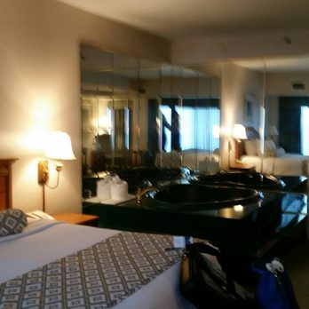 Clayton Plaza Hotel - Executive king suite - Hotels Near Me - Clayton, Missouri
