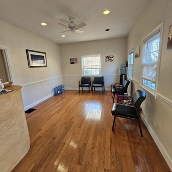 Larchmont Wellness - Small but calming waiting area - Chiropractors Near Me - Larchmont, New York Larchmont Wellness - Small but calming waiting area - Chiropractors Near Me - Larchmont, New York