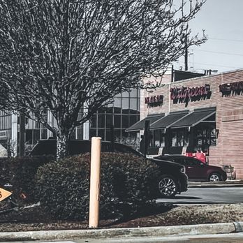 Walgreens - a street corner with a sign pointing to wonder cuts - Drugstores Near Me - Hammond, Louisiana