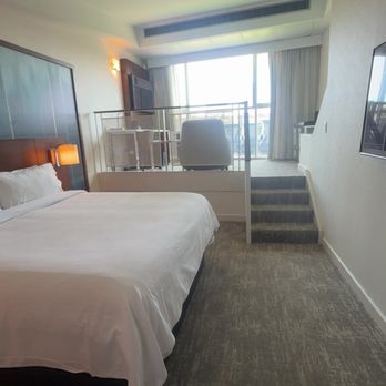 Toronto Marriott City Centre Hotel - Room suite - Hotels Near Me - Toronto, Ontario