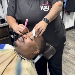 Kaydoez Kutz - Reclining the client to do a razor finish