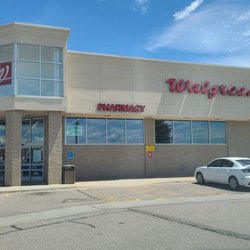 Walgreens - The Front & Signage 07-03-2022