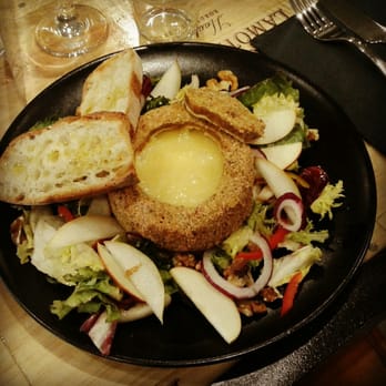 Bistrot des Globe-Trotteurs - Camenbert rôti à partager! - Bistros Near Me - Bordeaux, 33 Bistrot des Globe-Trotteurs - Camenbert rôti à partager! - Bistros Near Me - Bordeaux, 33