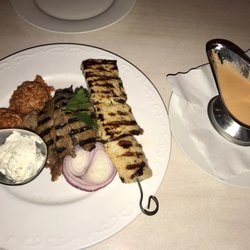 Kreta Meer - Aphrodite Teller mit Leber und Souvlaki und Gyros (anstatt Pute) 14,90 €. Portion Metaxasauce 1 €