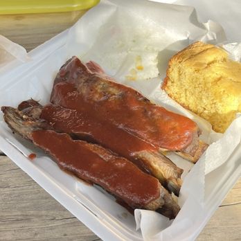 Merrill's BBQ - Corn bread , ribs with zesty sauce, and coleslaw - Barbeque Near Me - Gadsden, Alabama