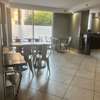 Hôtel Faubourg Montréal - Eating area. - Hotels Near Me - Montreal, Quebec Hôtel Faubourg Montréal - Eating area. - Hotels Near Me - Montreal, Quebec