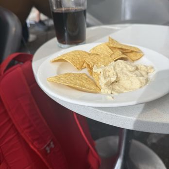 Salon Feuille d'Érable - Photo 3: Corn chips and hummus - Airport Lounges Near Me - Dorval, Quebec