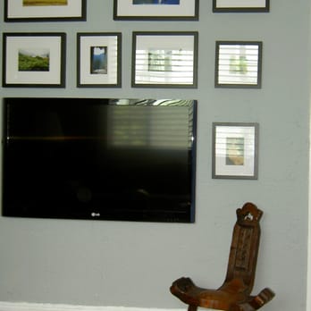 Ray-Lee M Interiors - Using personal photos for placement and balance - Interior Design Near Me - North Palm Beach, Florida Ray-Lee M Interiors - Using personal photos for placement and balance - Interior Design Near Me - North Palm Beach, Florida