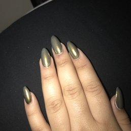 Chrome nails in gold Chrome nails in gold