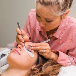 Aloha Lash Girl - Eyelash extension application