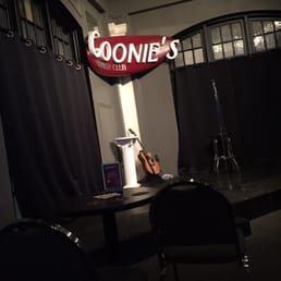 Small stage and room but the comedians were hilarious! Small stage and room but the comedians were hilarious!