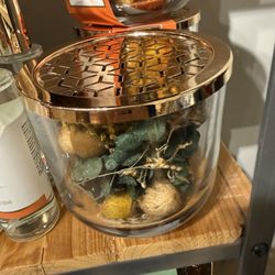 Williams-Sonoma - This smells so citricy. Yummy
