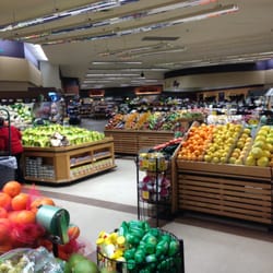 Hannaford Supermarket - Excellent produce and bakery area.