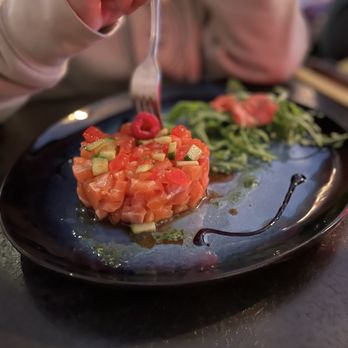 Hugo - Tartare de saumon - French Near Me - Paris, 75 Hugo - Tartare de saumon - French Near Me - Paris, 75