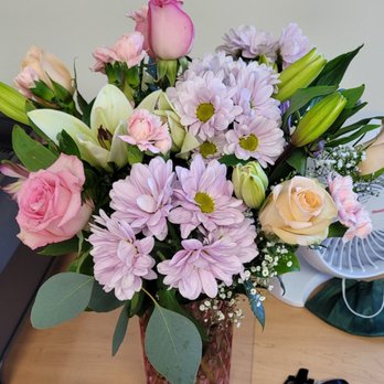 Edinboro Flower Shop - Beautiful Valentine's Day arrangement - Florists Near Me - Marlborough, Massachusetts Edinboro Flower Shop - Beautiful Valentine's Day arrangement - Florists Near Me - Marlborough, Massachusetts
