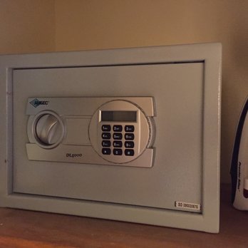 Seaside Inn and Cottages - My only complaint is the microwave oven in my room. I put leftovers in here (see photo) and they're still cold. - Hotels Near Me - Kennebunk, Maine