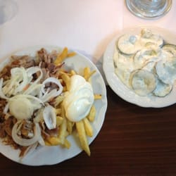 Grill Restaurant Zeus - Gyros, Pommes mit Majonnaise und Sahne-Gurkensalat