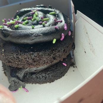 Crumbl - Garland - Missing the white icing and cake topper that are key to the image advertised for the promotional item - Bakeries Near Me - Garland, Texas