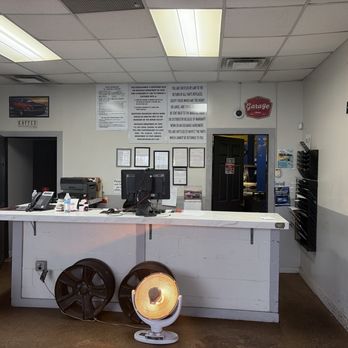 Safeway Break Express And Tires - Front desk area - Auto Repair Near Me - Detroit, Michigan Safeway Break Express And Tires - Front desk area - Auto Repair Near Me - Detroit, Michigan