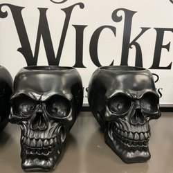 Books-A-Million - Inside has skulls
