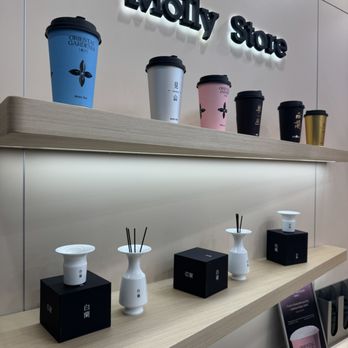 Molly Tea - cool wall decor - Bubble Tea Near Me - Markham, Ontario