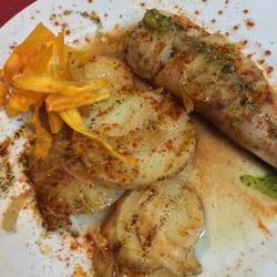 Àgora - Rape al horno con patatas y cebolla. Raciones equilibradas y muy buenas!!