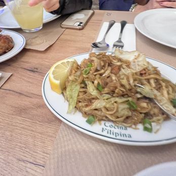 Fil Manila - fried chicken wings & miki bihon - Asian Fusion Near Me - Barcelona, B Fil Manila - fried chicken wings & miki bihon - Asian Fusion Near Me - Barcelona, B