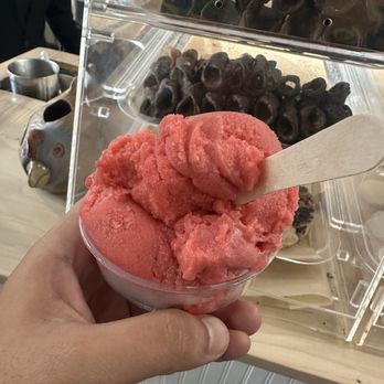 Cafe Dal Mare - Raspberry Gelato - Coffee & Tea Near Me - Carmel-by-the-Sea, California
