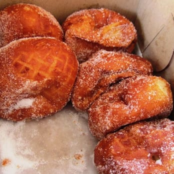 Leonard's Bakery - Malasada - Original & Custard Filled - Bakeries Near Me - Honolulu, Hawaii