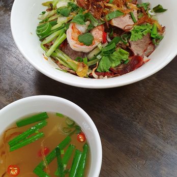 Hoang Mai - 5 trocken, he tiu mit char siu, Shrimps und beef, Suppe kam separat dazu im kleinen Schälchen - Vietnamese Near Me - Hamburg, HH Hoang Mai - 5 trocken, he tiu mit char siu, Shrimps und beef, Suppe kam separat dazu im kleinen Schälchen - Vietnamese Near Me - Hamburg, HH