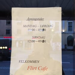 Flirt Cafe & Lounge - Bilde av åpningstiden, som står på inngangs døra.