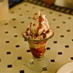 Queen's Raw Bar & Grill - Strawberry Jam Sundae