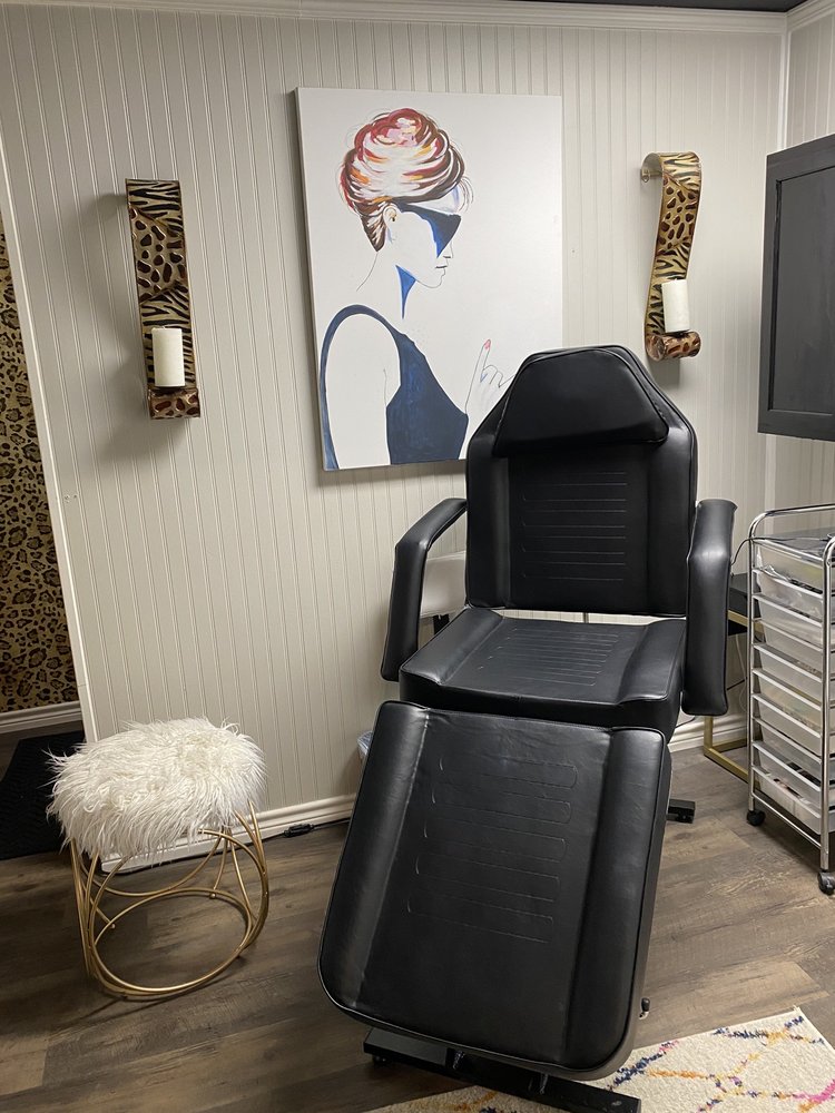 Blondies Salon Logo