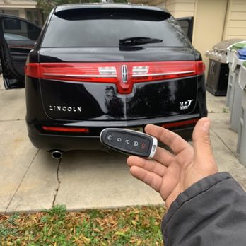 Advanced Locksmith - Lincoln MKT 2017 new key fob and programming - Keys & Locksmiths Near Me - Waukesha, Wisconsin