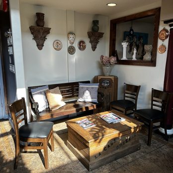 La Casa Ouzeria Restaurant - Interior waiting area - Italian Near Me - Penticton, British Columbia La Casa Ouzeria Restaurant - Interior waiting area - Italian Near Me - Penticton, British Columbia