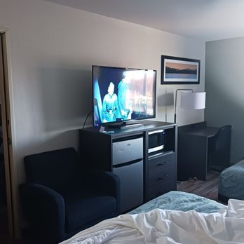 Days Inn by Wyndham Butte - Lounge chair, mini fridge, microwave, TV, desk, adjoining room to parents - Hotels Near Me - Butte, Montana