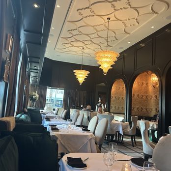 Leo’s River Oaks - Nice dining room - Steakhouses Near Me - Houston, Texas Leo’s River Oaks - Nice dining room - Steakhouses Near Me - Houston, Texas