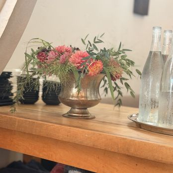 Pêche Restaurant - Fresh florals throughout - New American Near Me - Palisade, Colorado Pêche Restaurant - Fresh florals throughout - New American Near Me - Palisade, Colorado