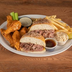 Anchor Bar - Slow roasted roast beef on a fresh kimmelweck roll alongside 5 Original (Medium) chicken wings.