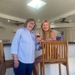 Wild Coyote B&B - Ladies drinking at the bar