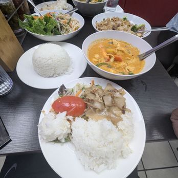 Bangkok Kitchen - Som tum($18.95) , chicken panang curry ($19.95), Chicken pineapple curry($19.95), beef pad se ew ($18.95) - Thai Near Me - Santa Ana, California