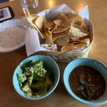 La Cocina Restaurant - Guacamole, salsa, and Side of Chips - Mexican Near Me - Portland, Oregon La Cocina Restaurant - Guacamole, salsa, and Side of Chips - Mexican Near Me - Portland, Oregon