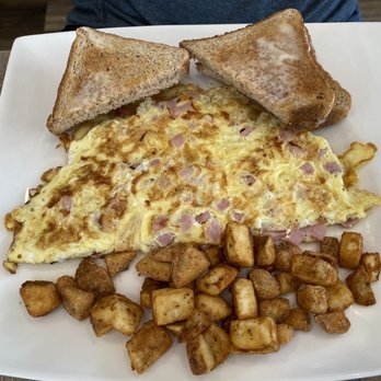 Lumina Bistro - Ham and Cheese omelette - Breakfast & Brunch Near Me - Vaughan, Ontario Lumina Bistro - Ham and Cheese omelette - Breakfast & Brunch Near Me - Vaughan, Ontario