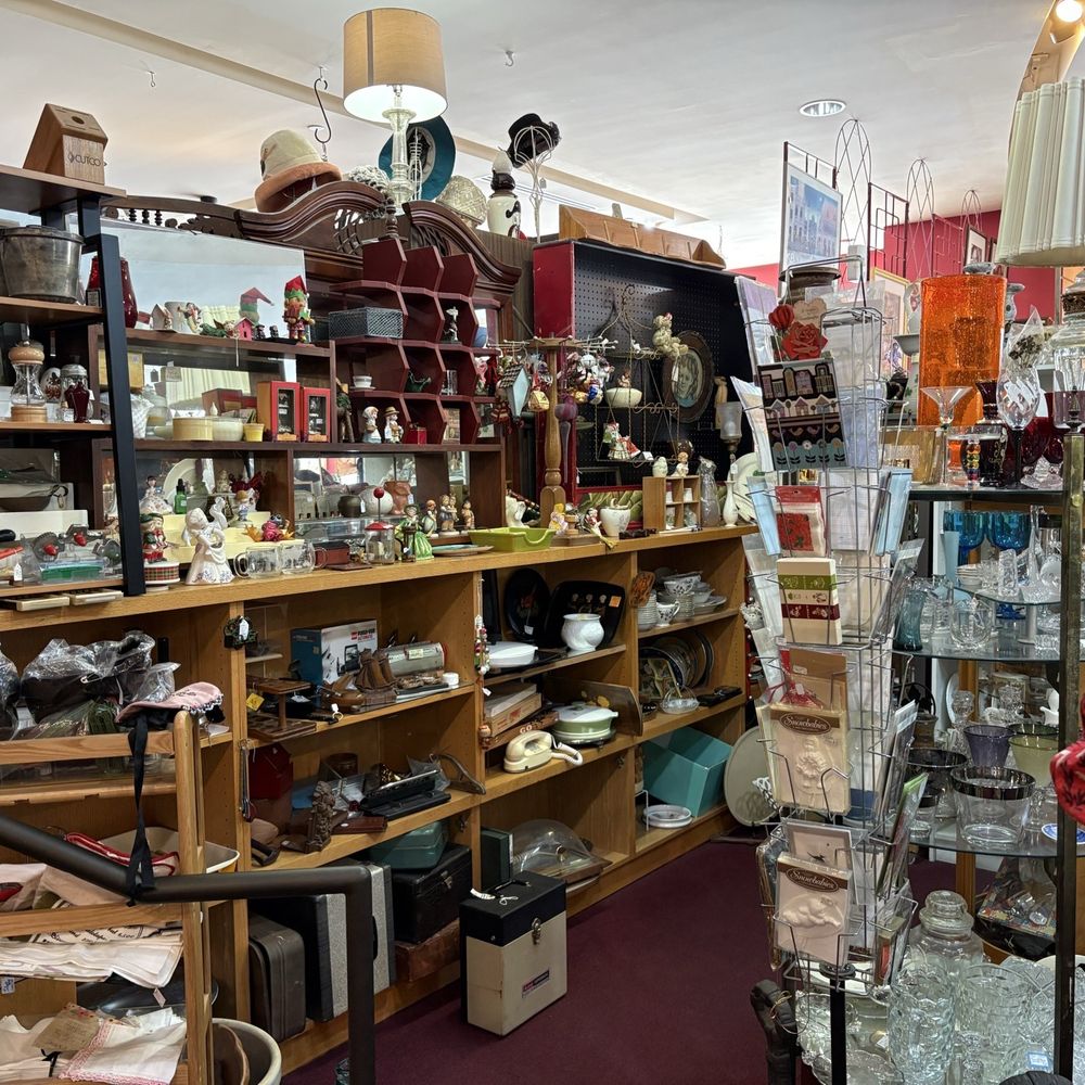 Pasadena Antique Mall - Antiques Near Me - Pasadena, California