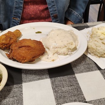 Farmhouse Restaurant - Fried chicken, mashed potatoes with white gravy, green beans - American Near Me - Branson, Missouri Farmhouse Restaurant - Fried chicken, mashed potatoes with white gravy, green beans - American Near Me - Branson, Missouri