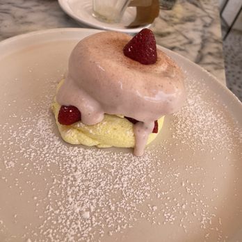 Flipper's - Strawberry soufflé pancakes - Pancakes Near Me - West Hollywood, California