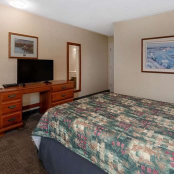 Travelodge - Guest room - Hotels Near Me - Amherst, Nova Scotia